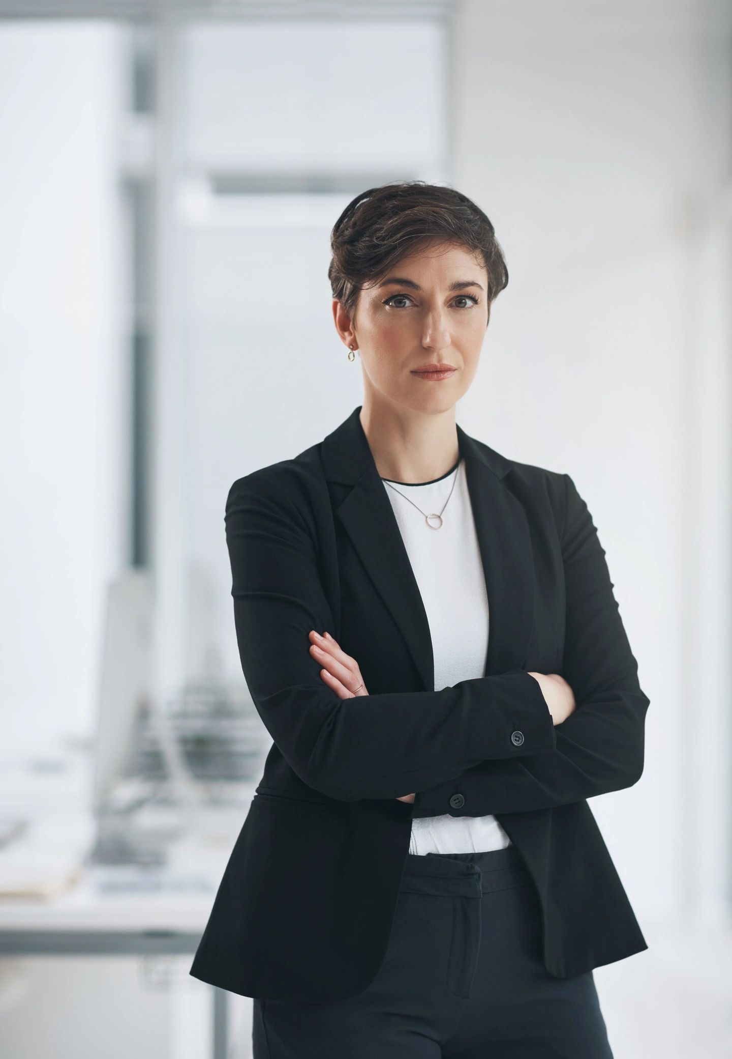 Fotografía profesional de la abogada principal de ALO LEGAL